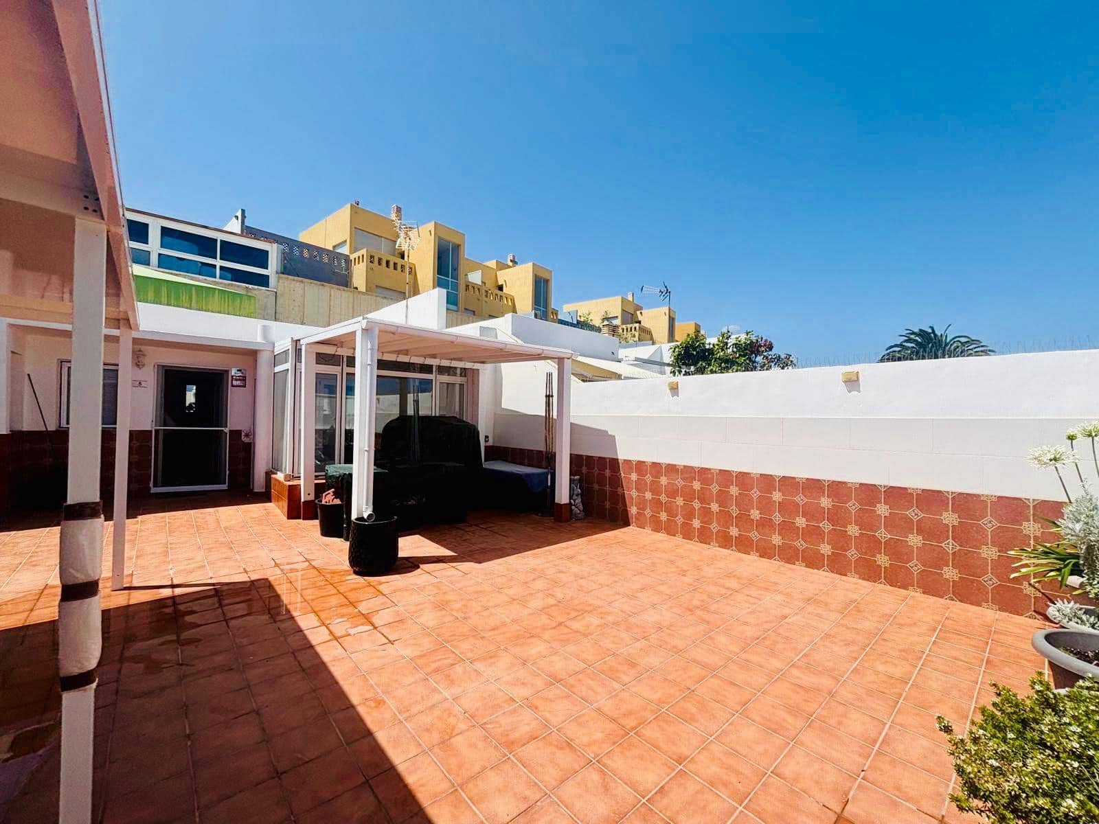 2 bedroom Bungalow for sale in Caleta de Fuste with garage - € 249,000 (Ref: 9863899)