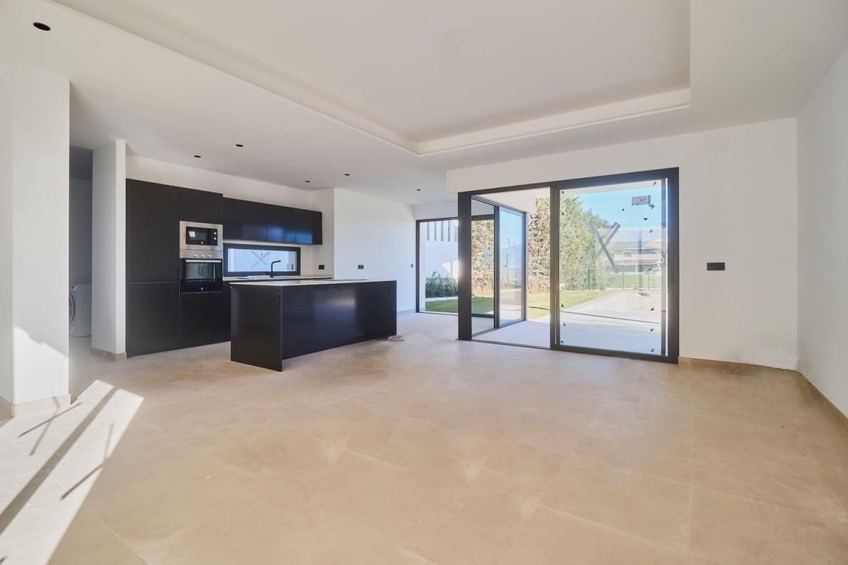 4 bedroom Villa for sale in La Cala de Mijas with pool garage - € 2,100,000 (Ref: 8997120)