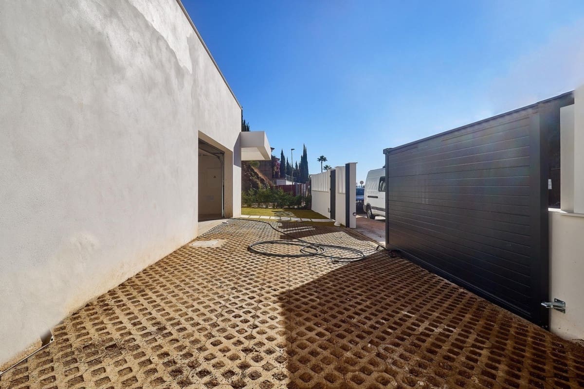 4 bedroom Villa for sale in La Cala de Mijas with pool garage - € 2,100,000 (Ref: 8997120)