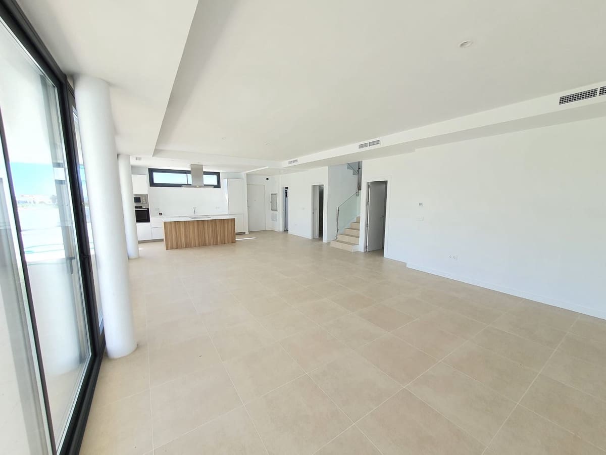 4 sypialnia Willa na sprzedaż w La Duquesa / Puerto de la Duquesa z basenem garażem - 1 065 000 € (Ref: 8997167)