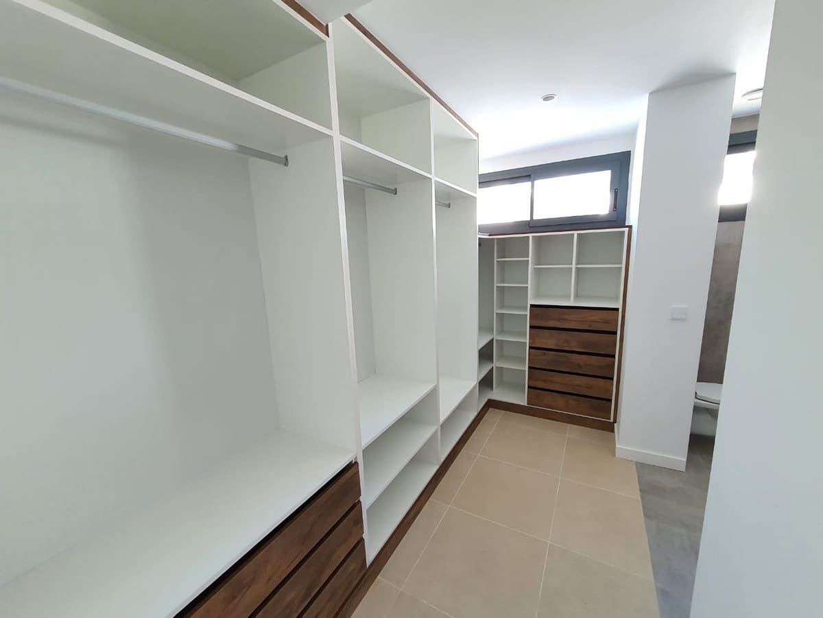 4 sypialnia Willa na sprzedaż w La Duquesa / Puerto de la Duquesa z basenem garażem - 1 065 000 € (Ref: 8997167)