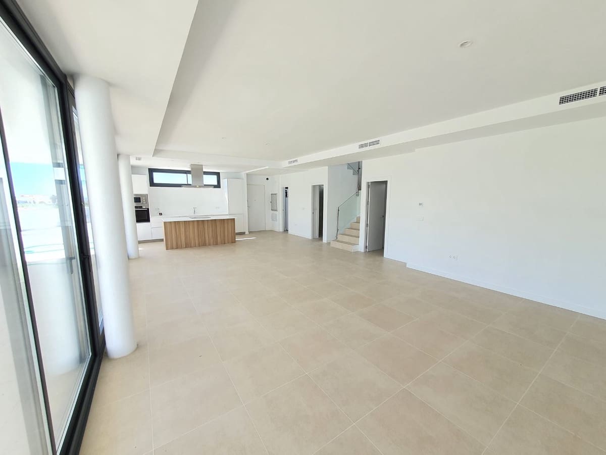 Chalet de 4 habitaciones en La Duquesa / Puerto de la Duquesa en venta con piscina garaje - 1.065.000 € (Ref: 8997167)