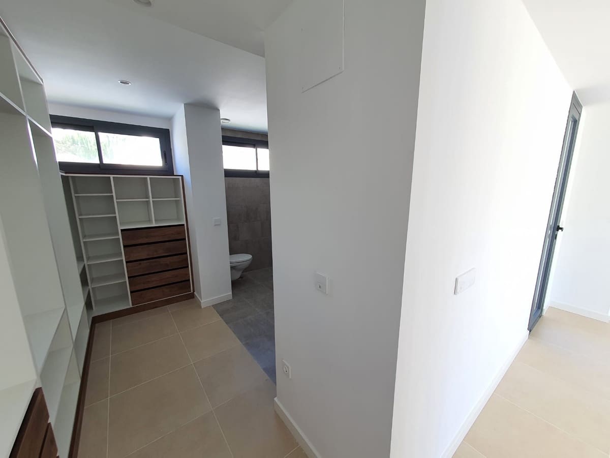 Chalet de 4 habitaciones en La Duquesa / Puerto de la Duquesa en venta con piscina garaje - 1.065.000 € (Ref: 8997167)