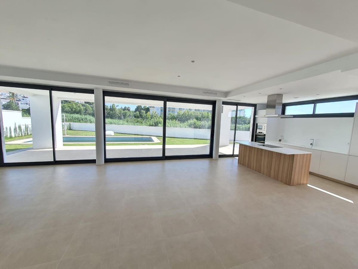 4 sovrum Villa till salu i La Duquesa / Puerto de la Duquesa med pool garage - 1 065 000 € (Ref: 8997167)