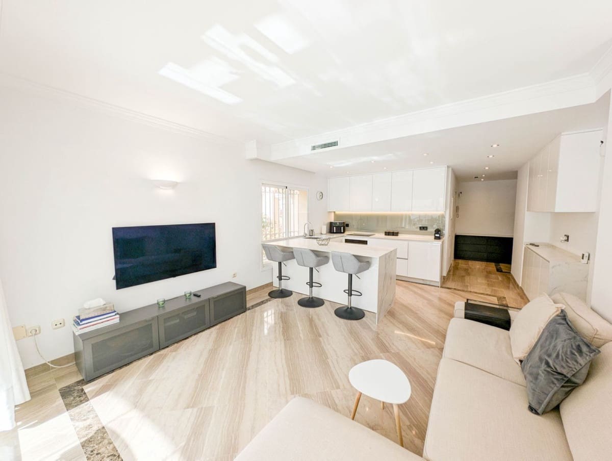 Apartamento de 3 habitaciones en Elviria en venta con piscina garaje - 649.000 € (Ref: 9037015)