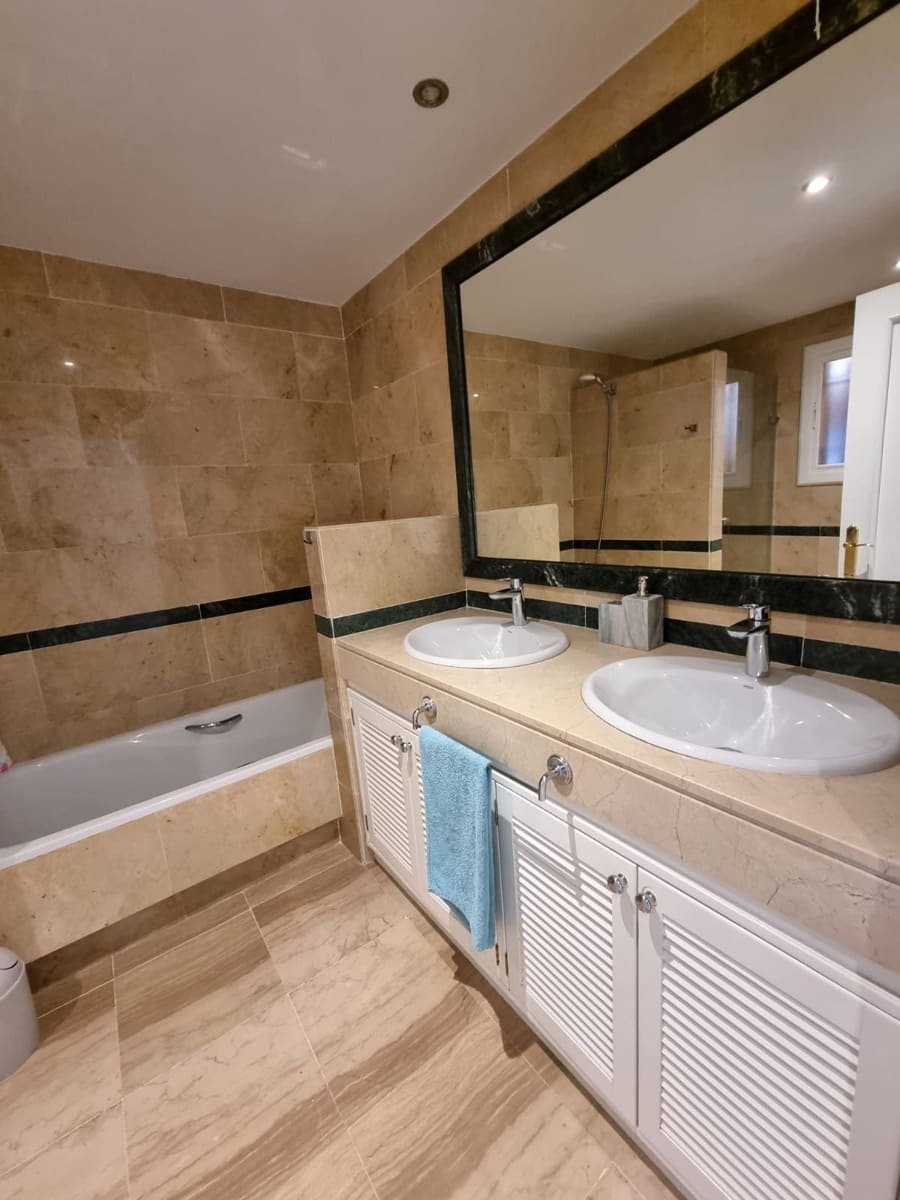 Apartamento de 3 habitaciones en Elviria en venta con piscina garaje - 649.000 € (Ref: 9037015)