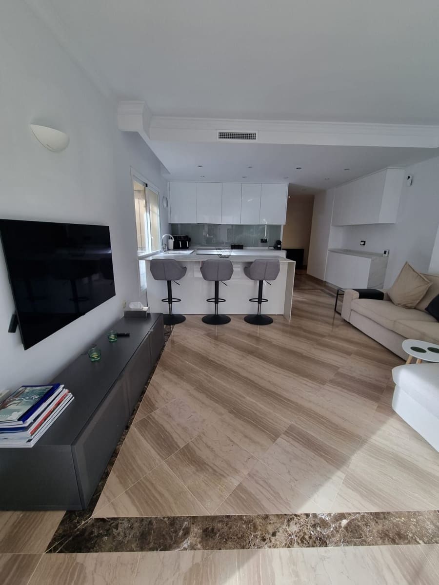 Apartamento de 3 habitaciones en Elviria en venta con piscina garaje - 649.000 € (Ref: 9037015)