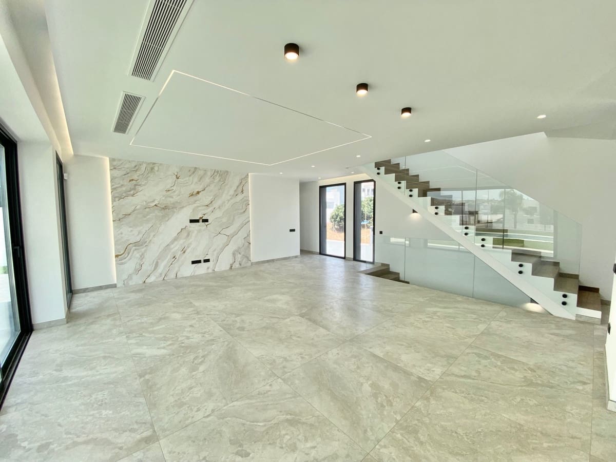 2 slaapkamer Villa te koop in Mijas Costa met zwembad garage - € 1.400.000 (Ref: 9110691)