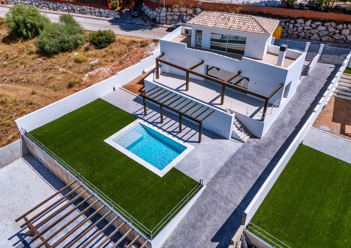4 bedroom Villa for sale in Mijas Costa with pool garage - € 890,000 (Ref: 9187216)
