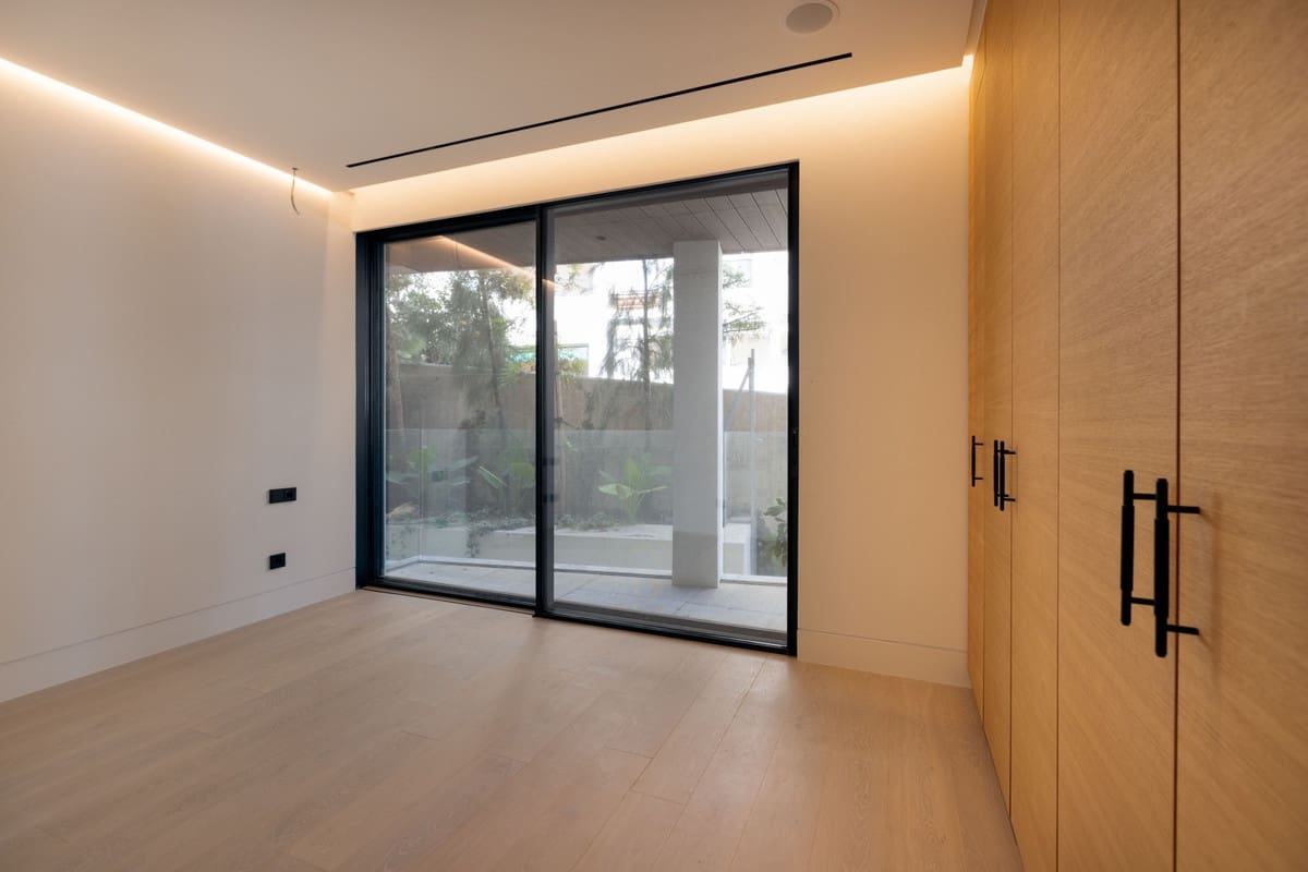 2 soverom Leilighet til salgs i Estepona med svømmebasseng garasje - € 2 310 000 (Ref: 9450389)