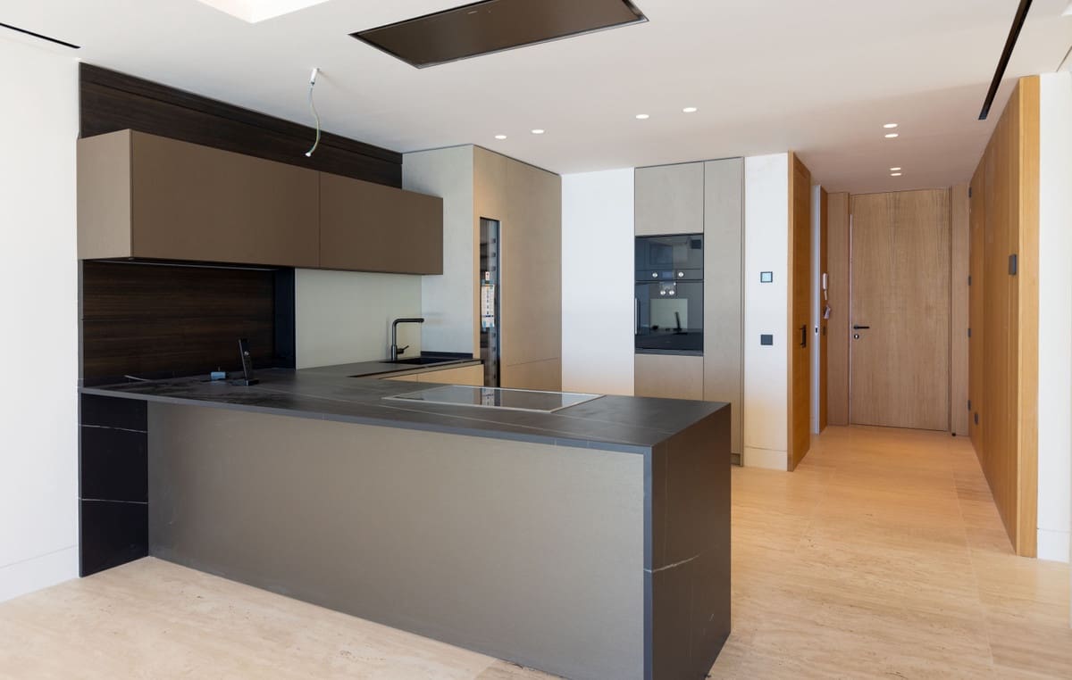 Apartamento de 2 habitaciones en Estepona en venta con piscina garaje - 3.003.000 € (Ref: 9450389)