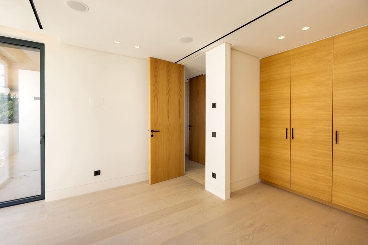 Apartamento de 2 habitaciones en Estepona en venta con piscina garaje - 3.003.000 € (Ref: 9450389)