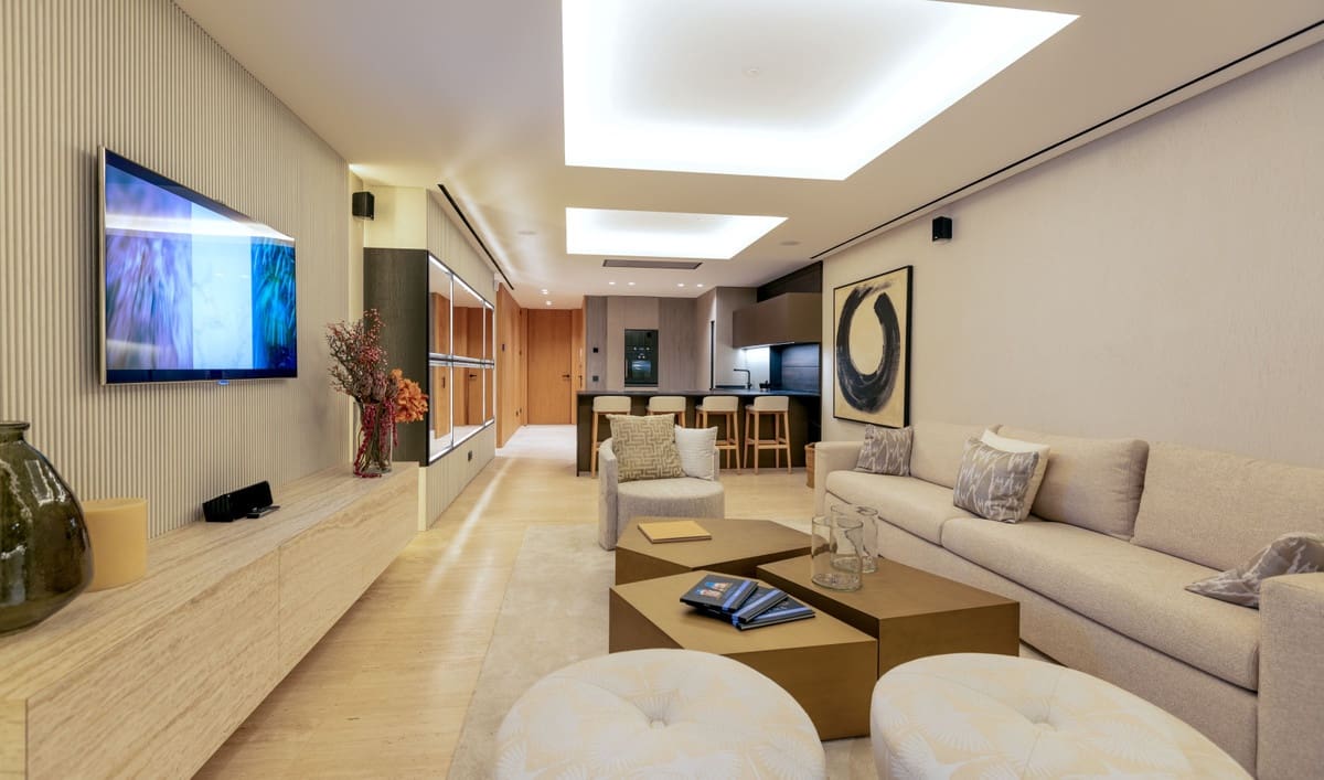 Apartamento de 2 habitaciones en Estepona en venta con piscina garaje - 3.003.000 € (Ref: 9450389)