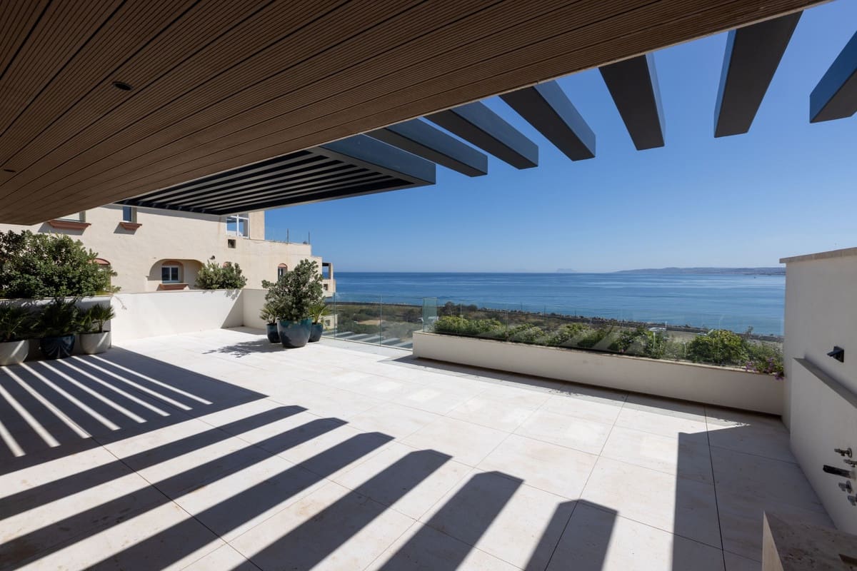 Apartamento de 2 habitaciones en Estepona en venta con piscina garaje - 3.003.000 € (Ref: 9450389)