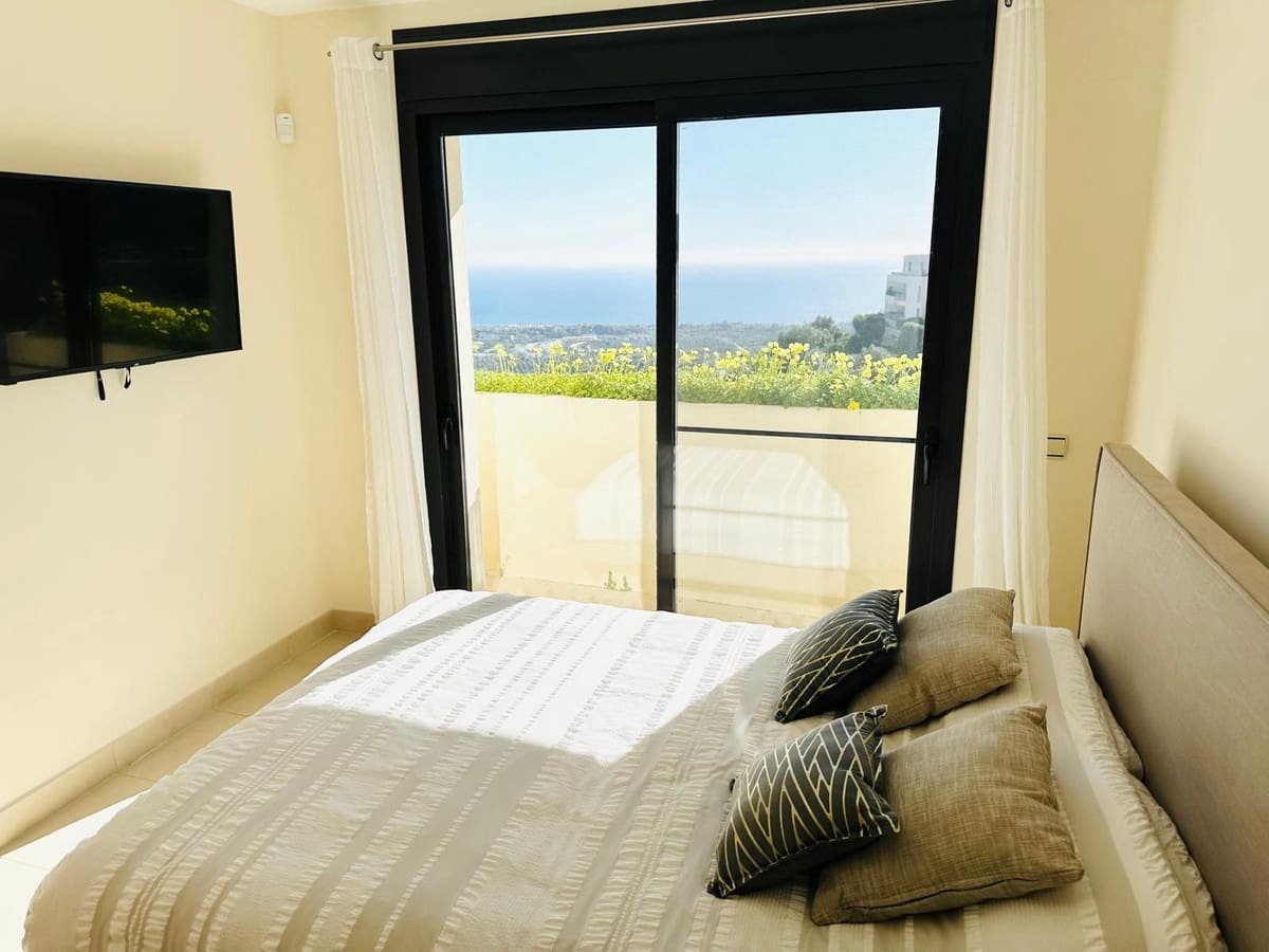 3 soverom Penthouse til salgs i Los Monteros med svømmebasseng garasje - € 785 000 (Ref: 9640442)