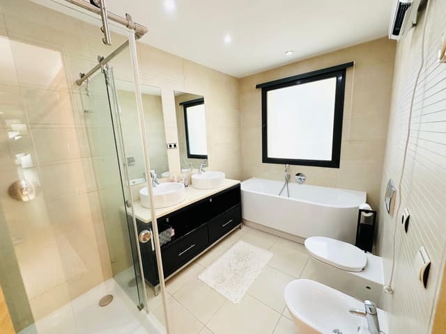 3 soverom Penthouse til salgs i Los Monteros, Marbella med svømmebasseng garasje - € 785 000 (Ref: 9640442)