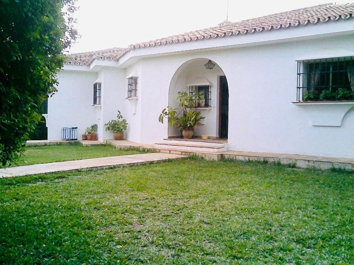 3 bedroom Villa for sale in New Golden Mile with pool garage - € 920,000 (Ref: 9735885)