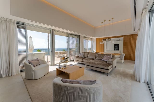 4 bedroom Semi-detached Villa for rent in Estepona with pool garage - € 15,000 (Ref: 10023331)