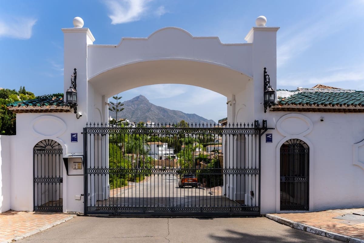 4 soverom Villa til leie i Nueva Andalucia med svømmebasseng garasje - € 12 900 (Ref: 10023464)