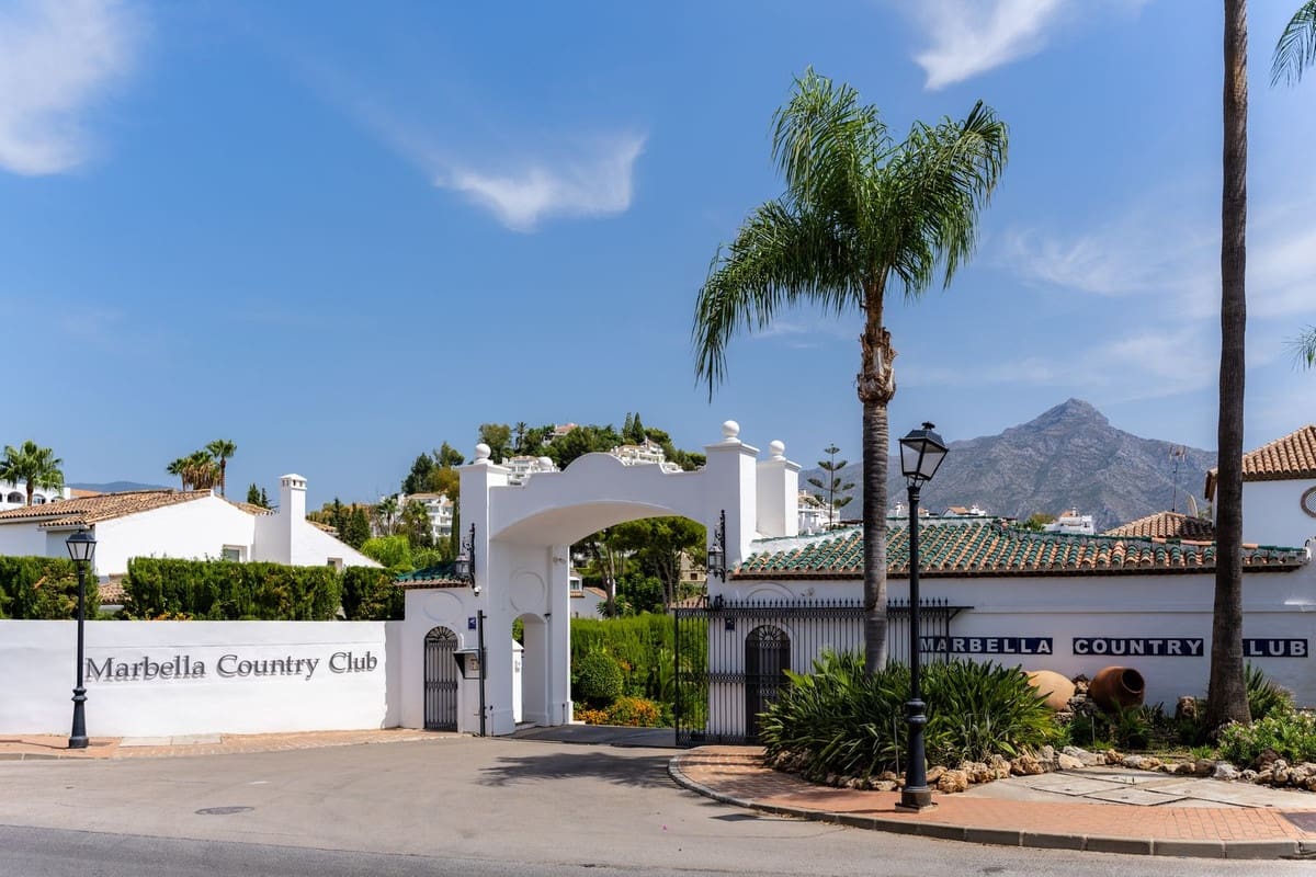 4 soverom Villa til leie i Nueva Andalucia med svømmebasseng garasje - € 12 900 (Ref: 10023464)