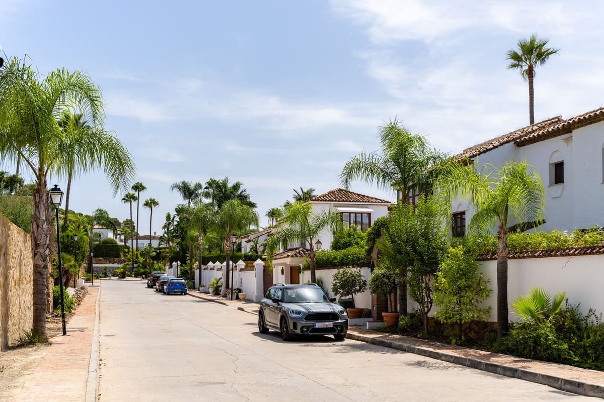 4 soverom Villa til leie i Nueva Andalucia med svømmebasseng garasje - € 12 900 (Ref: 10023464)