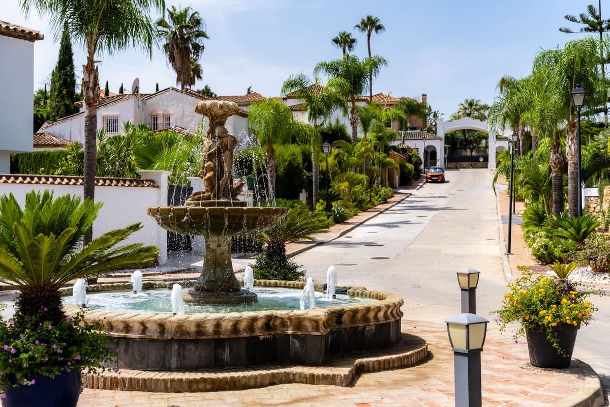 4 soverom Villa til leie i Nueva Andalucia med svømmebasseng garasje - € 12 900 (Ref: 10023464)