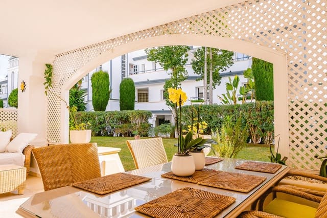 Apartamento de 2 habitaciones en Estepona en alquiler con garaje - 3.750 € (Ref: 8802642)