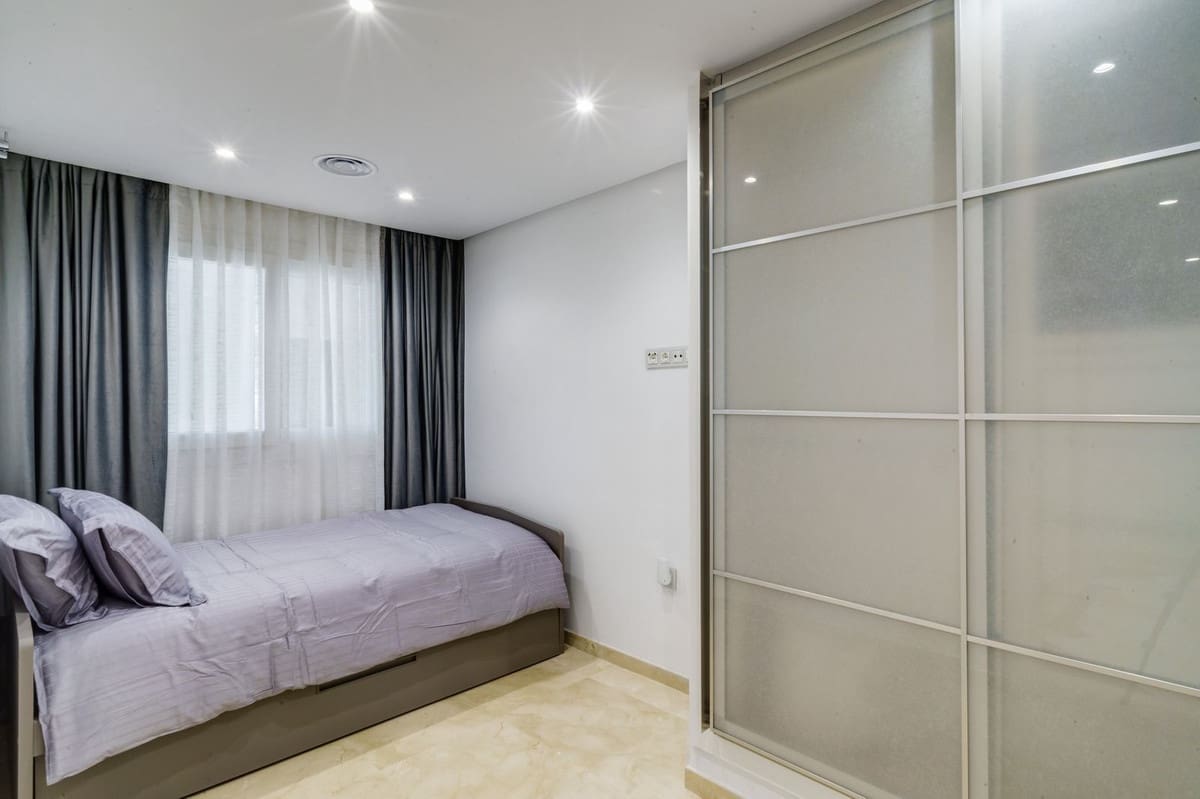 3 bedroom Apartment for rent in Estepona with pool garage - € 3,750 (Ref: 9115593)