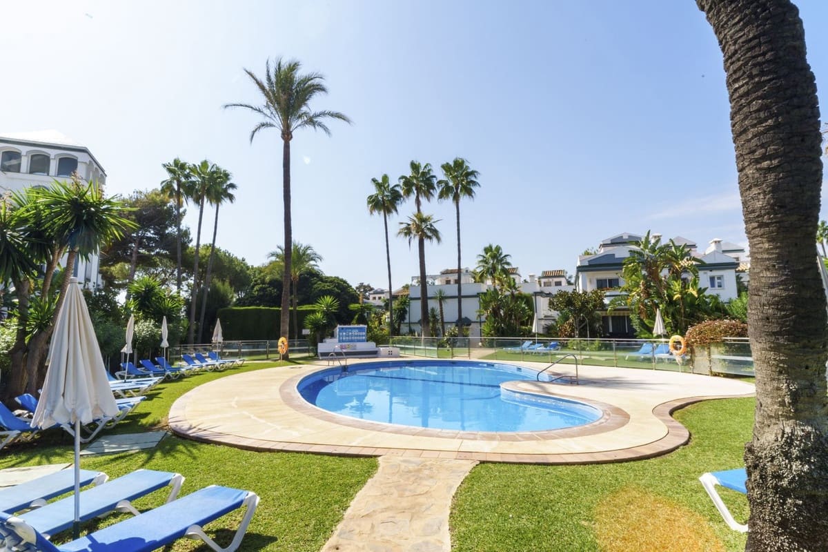 3 bedroom Apartment for rent in Estepona with pool garage - € 3,750 (Ref: 9115593)