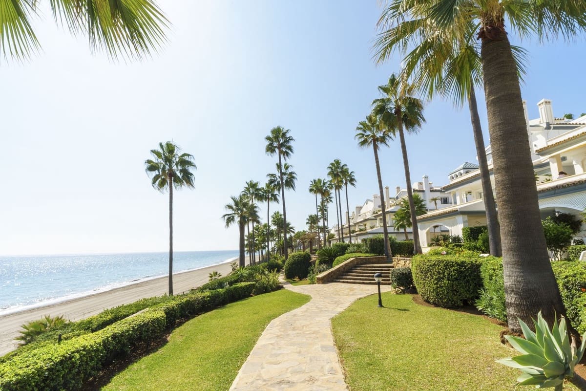 3 bedroom Apartment for rent in Estepona with pool garage - € 3,750 (Ref: 9115593)