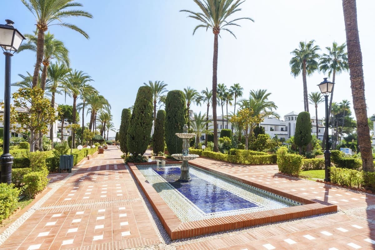 3 bedroom Apartment for rent in Estepona with pool garage - € 3,750 (Ref: 9115593)