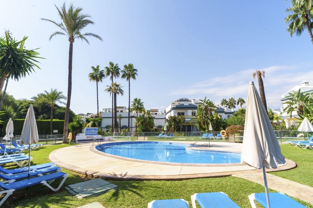 3 bedroom Apartment for rent in Estepona with pool garage - € 3,750 (Ref: 9115593)