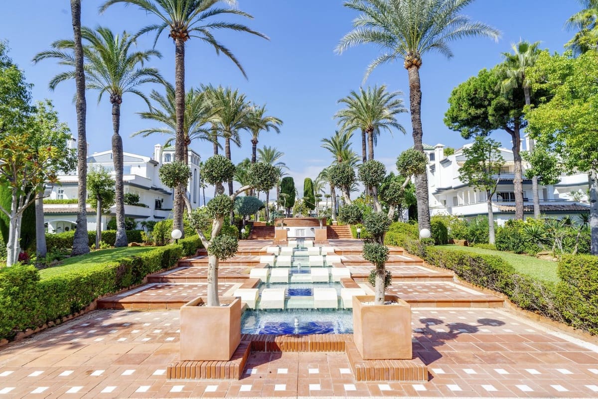 3 bedroom Apartment for rent in Estepona with pool garage - € 3,750 (Ref: 9115593)