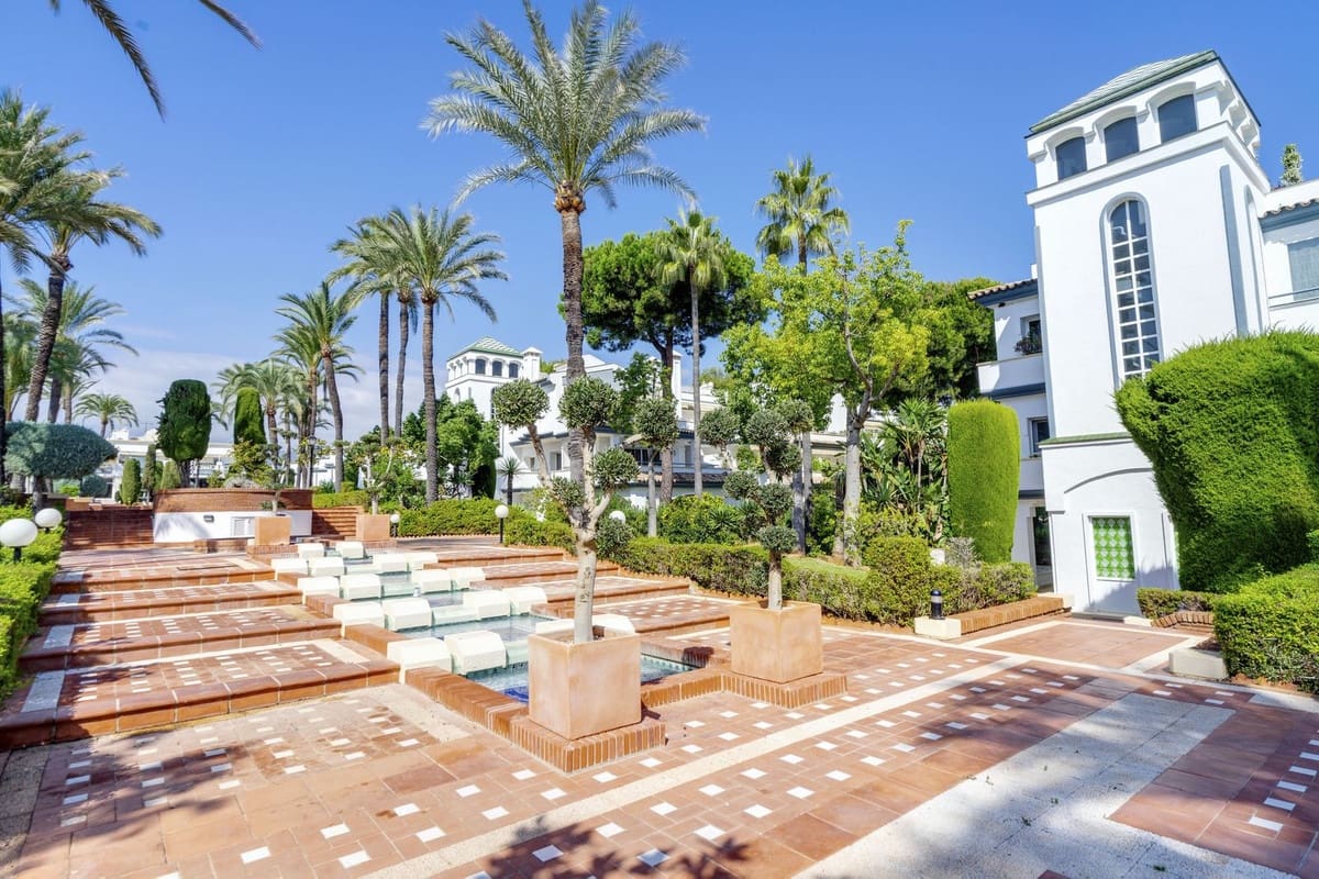3 bedroom Apartment for rent in Estepona with pool garage - € 3,750 (Ref: 9115593)