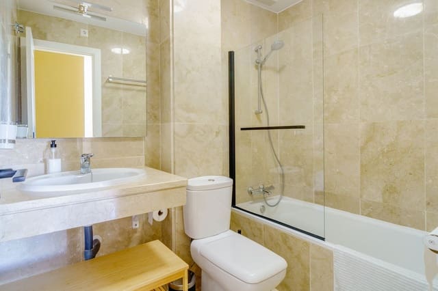 Apartamento de 3 habitaciones en La Cala de Mijas, Mijas en alquiler vacacional con piscina garaje - 980 € (Ref: 9332700)