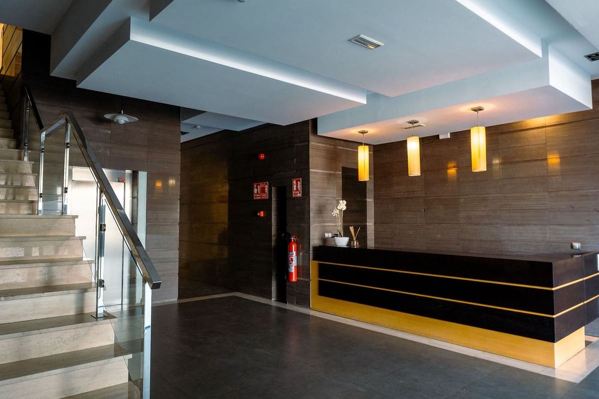 Toimisto vuokrattavana paikassa Estepona mukana 
autotalli - 1 800 € (Ref: 9336881)