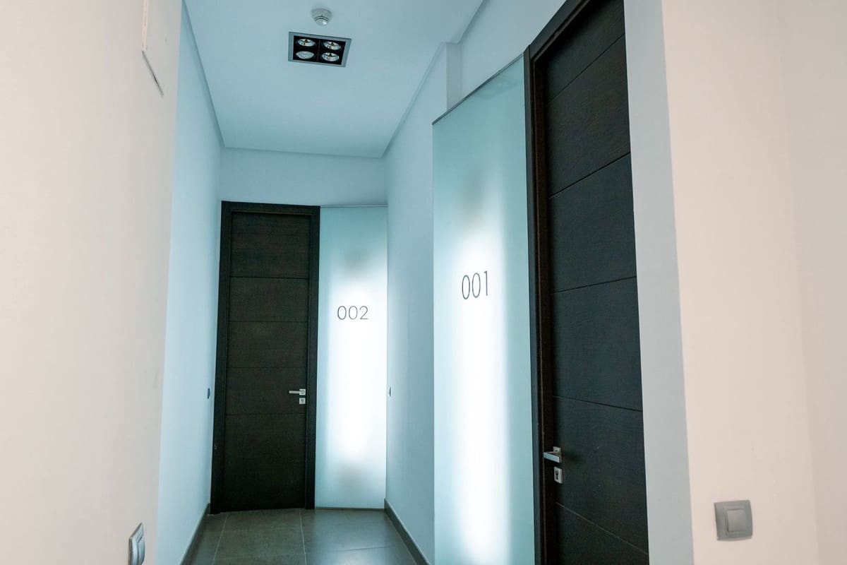 Toimisto vuokrattavana paikassa Estepona mukana 
autotalli - 1 800 € (Ref: 9336881)