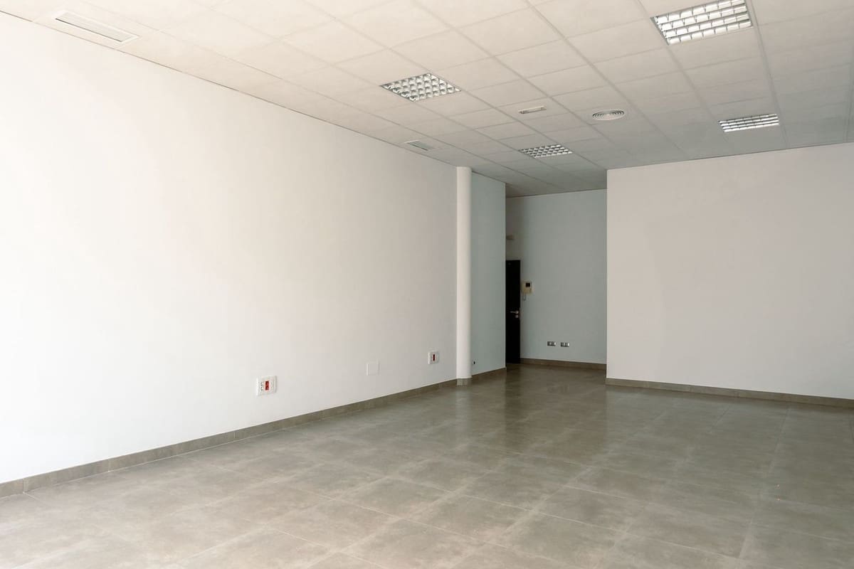 Toimisto vuokrattavana paikassa Estepona mukana 
autotalli - 1 800 € (Ref: 9336881)