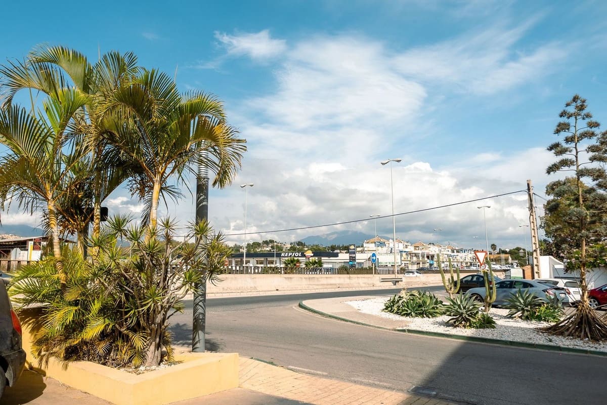 Toimisto vuokrattavana paikassa Estepona mukana 
autotalli - 1 800 € (Ref: 9336881)