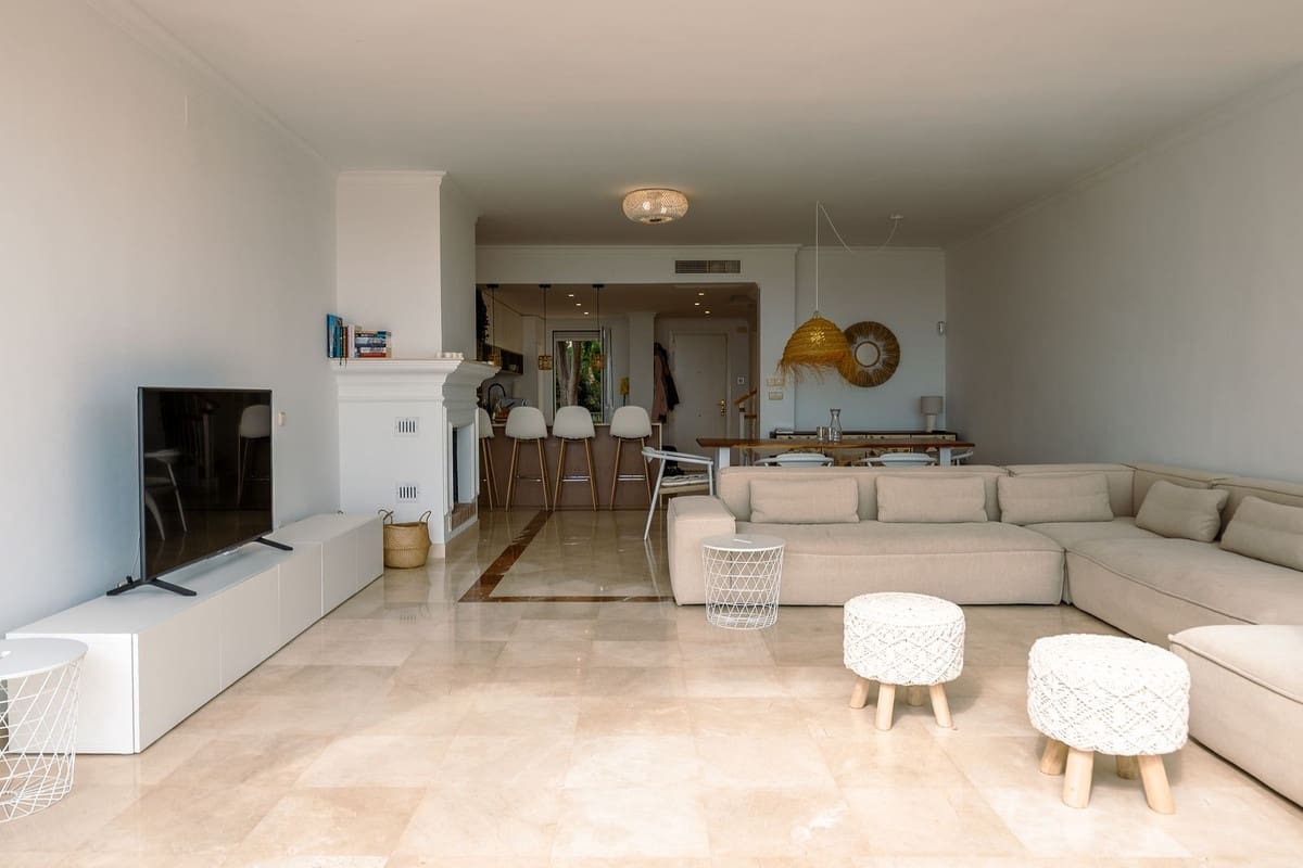 3 bedroom Semi-detached Villa for rent in Elviria with pool garage - € 4,250 (Ref: 9378423)