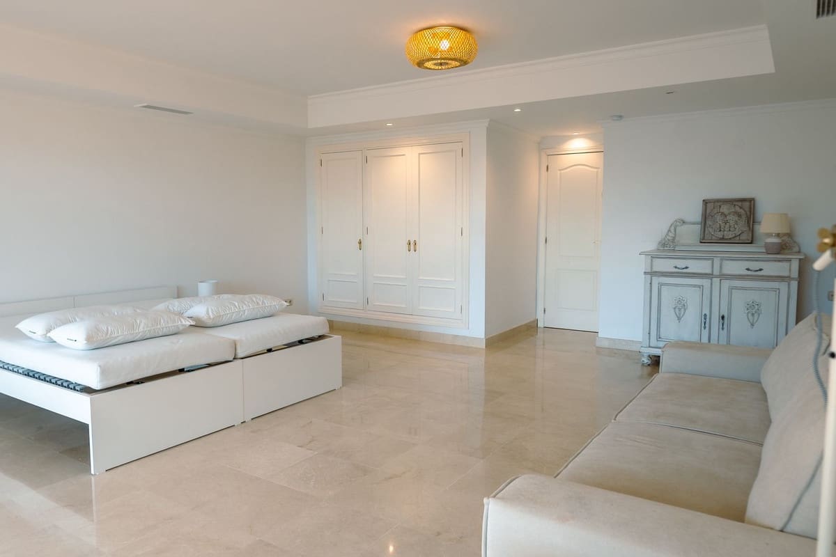 3 bedroom Semi-detached Villa for rent in Elviria with pool garage - € 4,250 (Ref: 9378423)