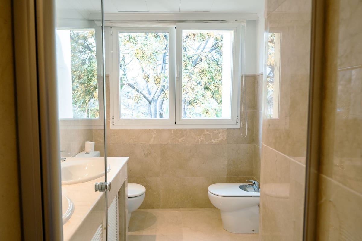 3 bedroom Semi-detached Villa for rent in Elviria with pool garage - € 4,250 (Ref: 9378423)