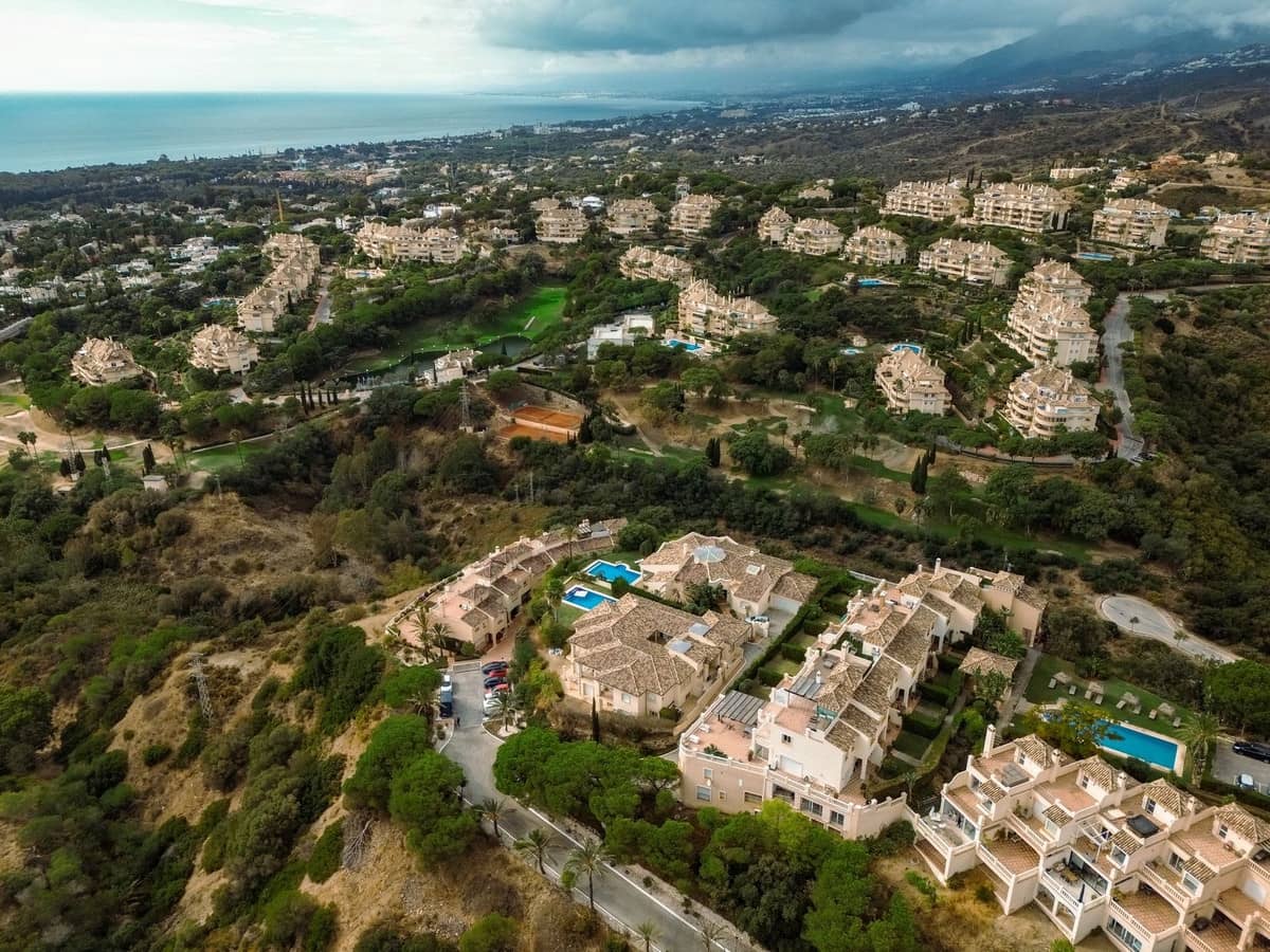 3 bedroom Semi-detached Villa for rent in Elviria with pool garage - € 4,250 (Ref: 9378423)