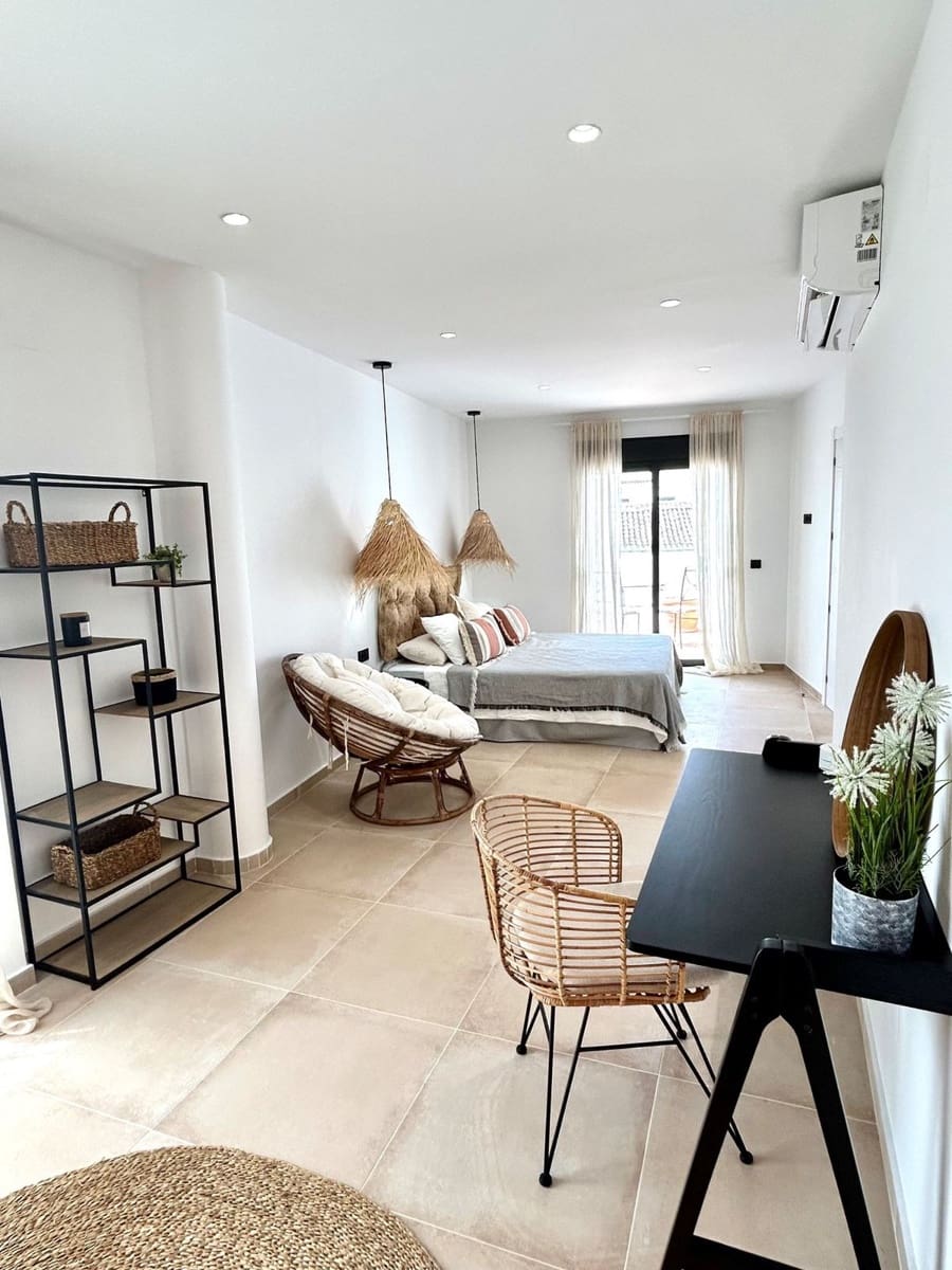 3 slaapkamer Huis te huur in Estepona - € 7.200 (Ref: 9405923)