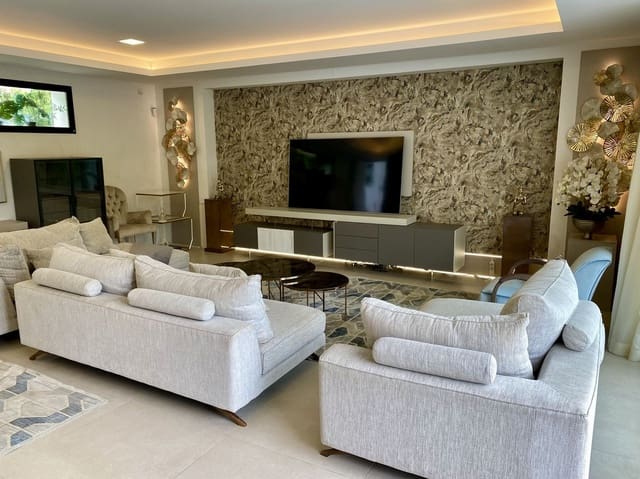 4 makuuhuone Huvila vuokrattavana paikassa El Paraiso, Estepona mukana uima-altaan 
autotalli - 12 500 € (Ref: 9427969)