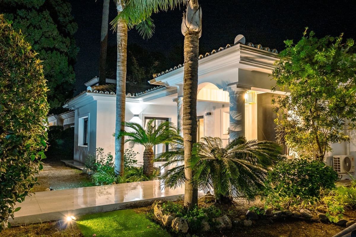 Villa/Maison de 5 chambres à louer à El Paraiso - 13 000 € (Ref: 9468668)