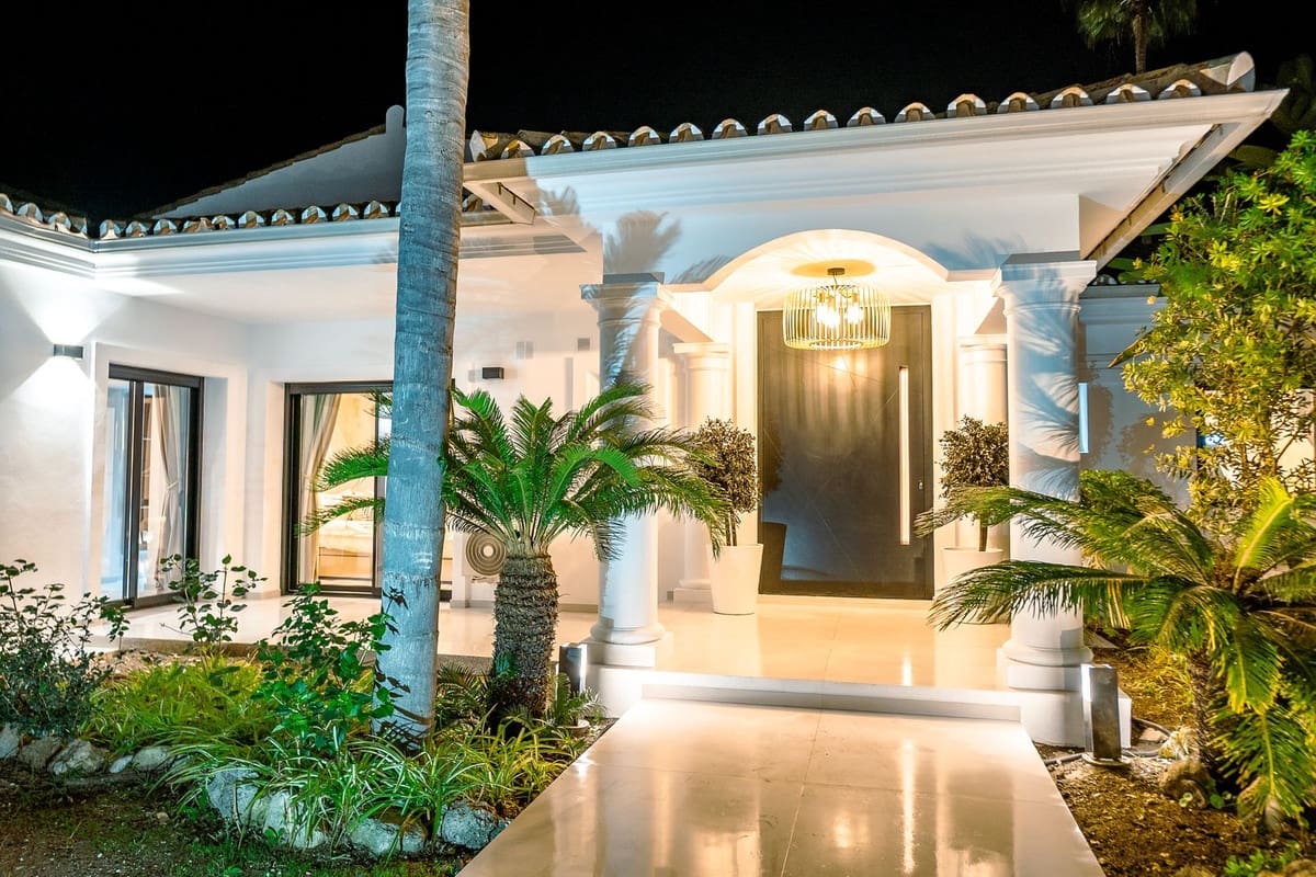 Villa/Maison de 5 chambres à louer à El Paraiso - 13 000 € (Ref: 9468668)