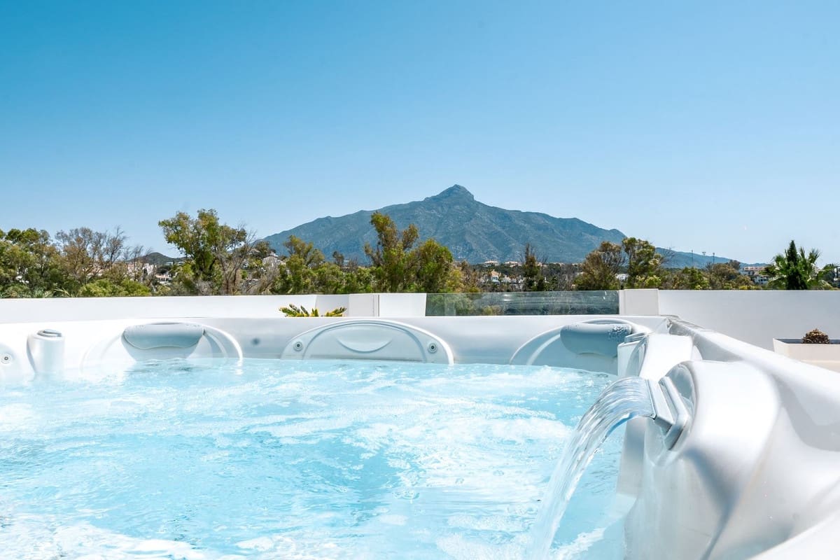 5 quarto Moradia para arrendamento para férias em Nueva Andalucia com piscina Garagem - 8 500 € (Ref: 9470710)