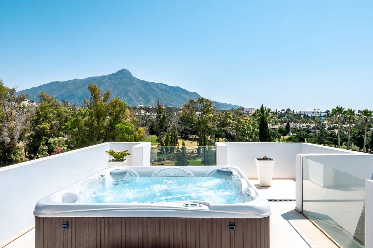 5 quarto Moradia para arrendamento para férias em Nueva Andalucia com piscina Garagem - 8 500 € (Ref: 9470710)