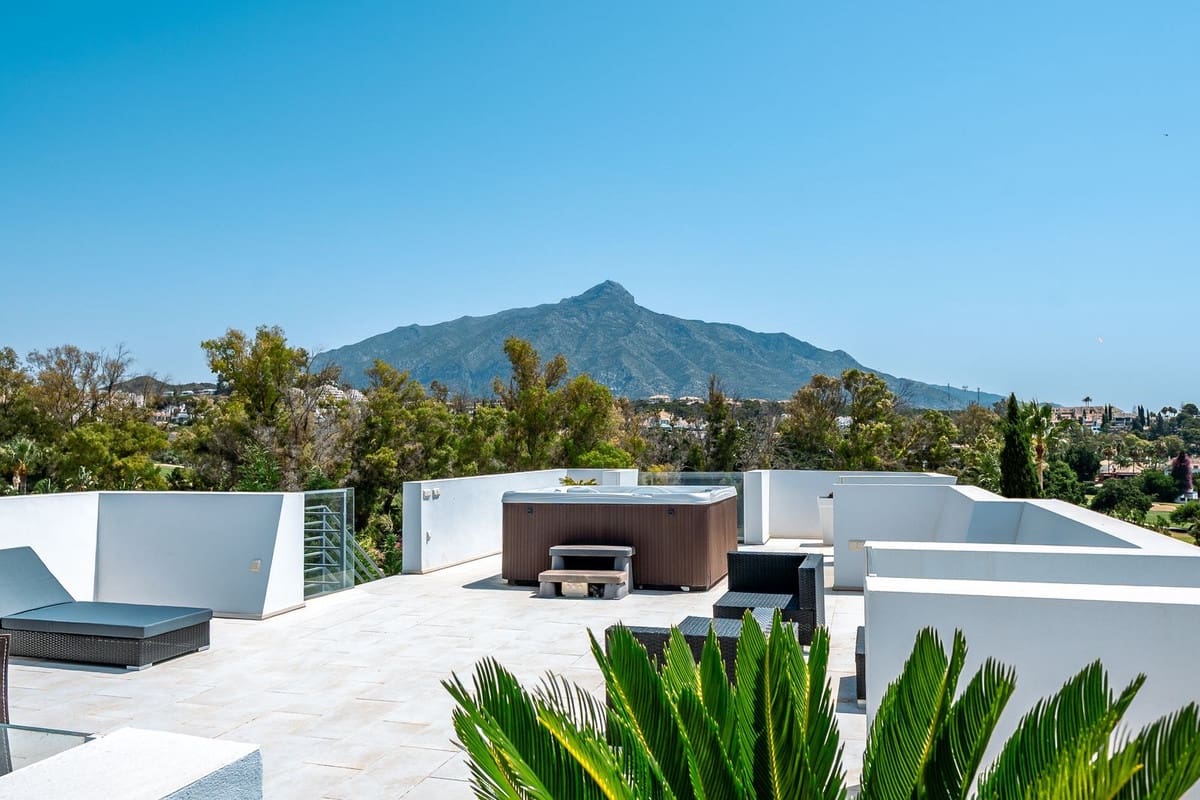 5 quarto Moradia para arrendamento para férias em Nueva Andalucia com piscina Garagem - 8 500 € (Ref: 9470710)